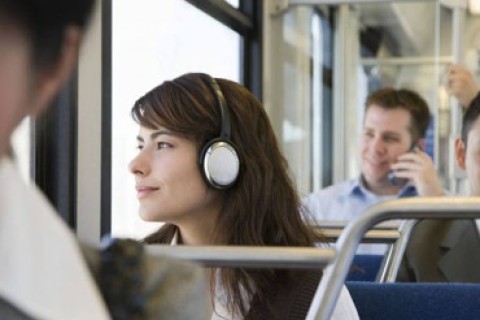 Estudo mostra que anúncios de áudio superam YouTube em até 25% e reforçam força do áudio e do rádio